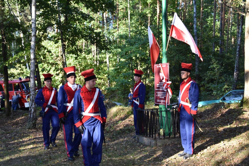 W środku lasu w gminie Kunów oddali hołd powstańcom styczniowym (ZDJĘCIA)