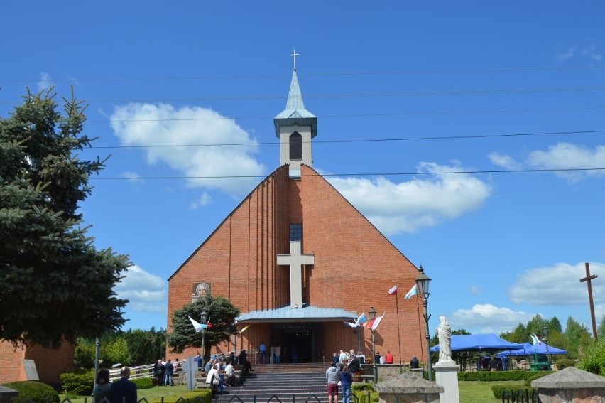 W Ostojowie świętowano 25-lecie parafii świętego Alojzego Orione. Odsłonięto pomnik Świętej Rodziny. Zobacz zdjęcia 