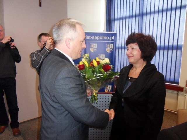 W marcu Weronika Grabowiecka została powołana na to stanowisko. Na zdjęciu ze starostą Jarosławem Tadychem.