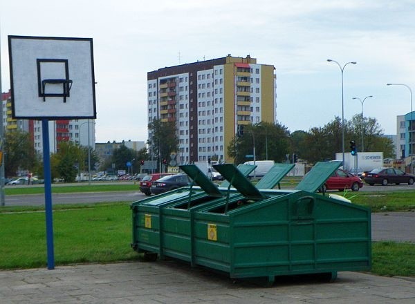 Kosz przy śmietniku? Wszystko jest możliwe.