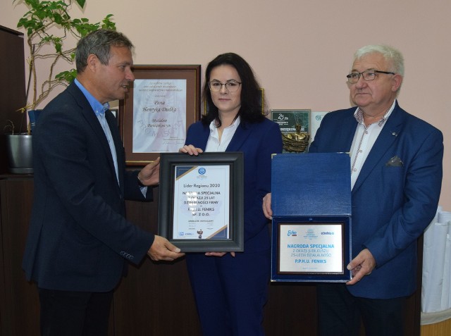 Nagrodę z rąk Sławomira Baćkowskiego, dyrektora radomskiego oddziału "Echa Dnia" odebrał Henryk Dudek, prezes spółki.