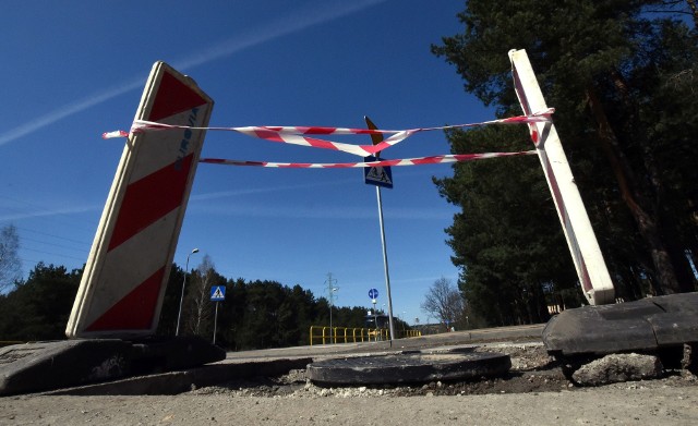 Biało-czerwona porzucona po wszelkich budowach, zaśmiecająca parki, lasy i ulice. Ostrzegająca przed wpadnięciem w wielką dziurę na placu zabaw, przed niebezpiecznymi krawędziami. Podtrzymująca krzyż w miejscu śmiertelnego wypadku i zaznaczająca groby zmarłych zwierząt, za które właściciele nie chcą płacić. Zwisająca z drzew i leżąca w błocie. Zapomniana po 10 latach od momentu,  gdy była potrzebna.To nie jest nasza flaga narodowa a zwykła taśma, która przypomina nasze barwy. Jest wykorzystywana przez wszystkich i zaśmieca nam środowisko. I pamiętajmy o tym w Dniu Flagi Rzeczypospolitej Polskiej.