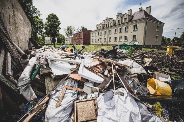 Stos zalegających śmieci na Osadzie Czułów w Tychach