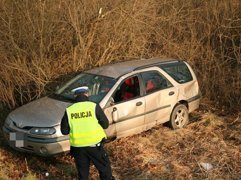 Wypadek w miejscowości Gorzebądz. Renault wypadło z drogi [zdjęcia] 