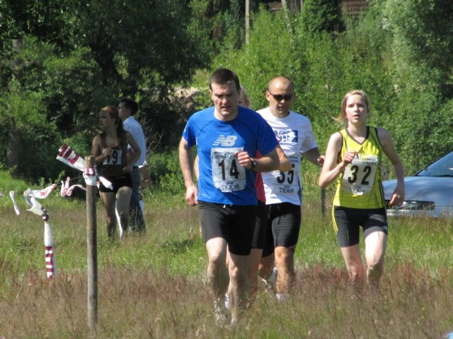 Krzysztof Dzikowski (w niebieskiej koszulce) na trasie biegu w Małkini.
