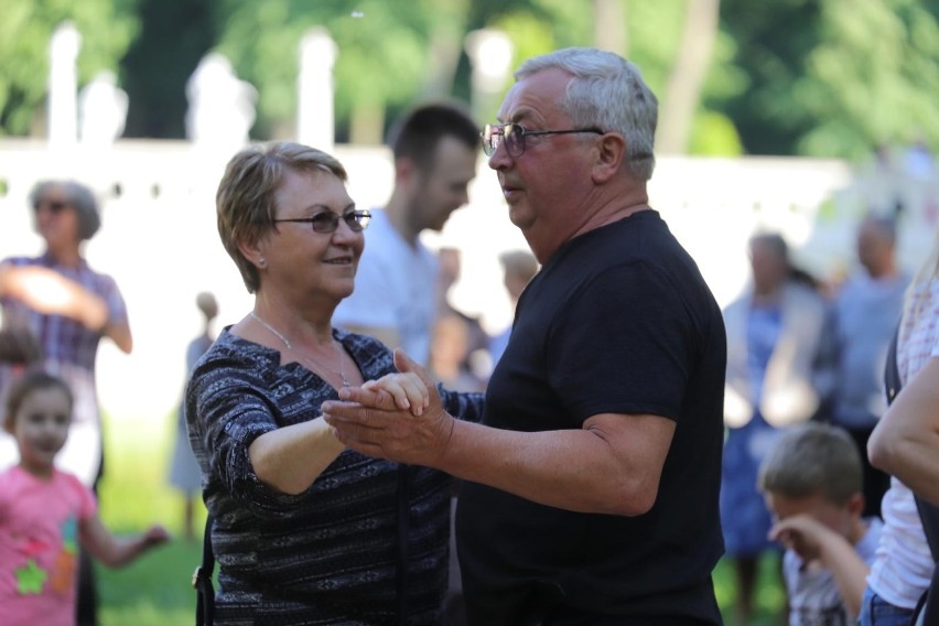 Tak białostoczanie bawili się na miejskiej potańcówce w...