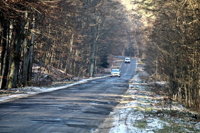 Najgorsze warunki na tej drodze panują jesienią i zimą. Kierowcy nadal jeżdżą tędy z duszą na ramieniu