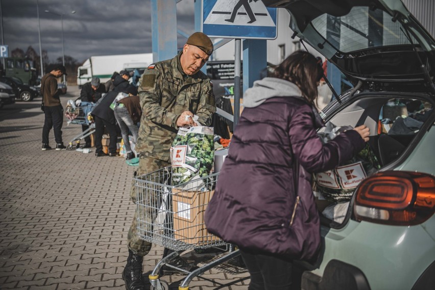 Żołnierze 3. Podkarpackiej Brygady Obrony Terytorialnej pomagają uchodźcom z Ukrainy [ZDJĘCIA]