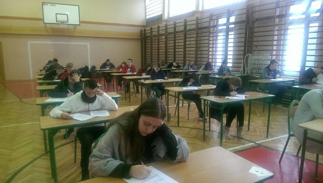 Do próbnego egzaminu ósmoklasisty zasiedli również uczniowie Zespołu Szkół Ogólnokształcących w Siennie koło Lipska.