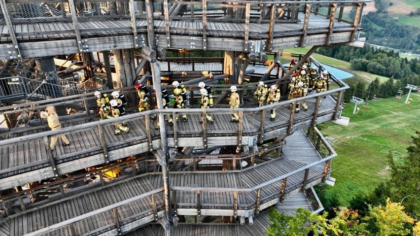 Sądeccy strażacy oddali hołd poległym 343 strażakom w zamachu na World Trade Center wychodząc na wieżę widokową w Krynicy-Zdroju