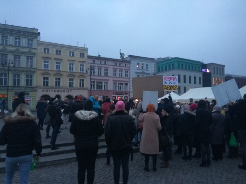 Tysiące osób zaprotestowało w Warszawie i innych miastach. Z...