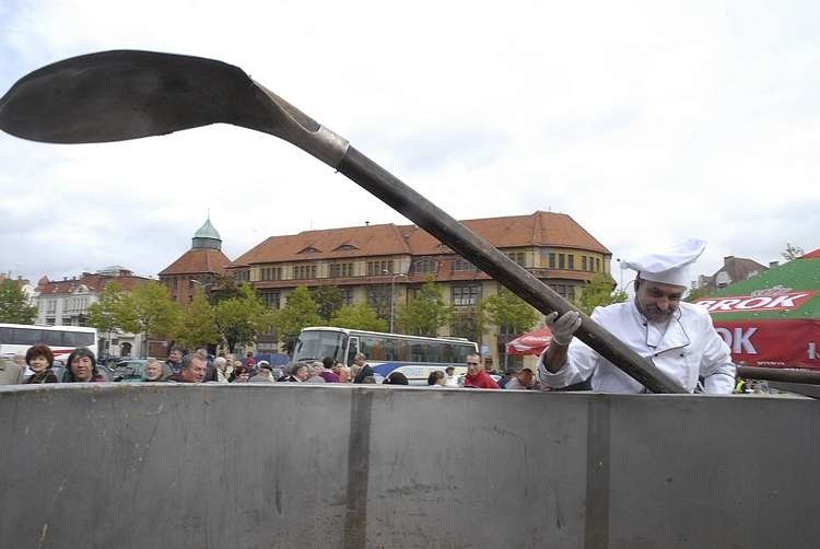 Na placu Zwyciestwa w Slupsku ugotowano najwiekszą zupe...