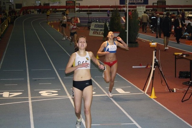 Kamila Sodel (z prawej, numer 112) na mecie biegu na 800 metrów.