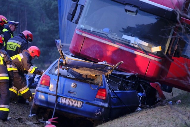 Do zderzenia obu pojazdów doszło około godz. 13.45 na Drodze Krajowej nr 15 na wysokości miejscowości Mała Nieszawka w powiecie toruńskim. Z nieznanych jeszcze przyczyn zderzył się tam samochód ciężarowy z osobowym. Kierujący osobówka, 45-letni mężczyzna, zginął. Droga jest całkowicie zablokowana. Policja wyznaczyła objazdy. O godziniee 16.45 poinformowano, że utrudnienia mogą potrwać jeszcze ok. 3 godzin.- Ze wstępnych ustaleń funkcjonariuszy wynika, że kierowca volkswagena polo jadący w kierunku Inowrocławia z nieznanych przyczyn, nagle zjechał na przeciwny pas ruchu i zderzył się czołowo z nadjeżdżającym z przeciwka pojazdem ciężarowym marki renault. Kierowca volkswagena poniósł śmierć na miejscu. Teraz na miejscu pracują policjanci z Wydziału Ruchu Drogowego Komendy Miejskiej Policji w Toruniu - informuje podinsp. Wioletta Dąbrowska, rzecznik prasowy KMP w Toruniu.Pogoda na dzień (10.01.2018)  | KUJAWSKO-POMORSKIEŹródło: TVN Meteo/x-news