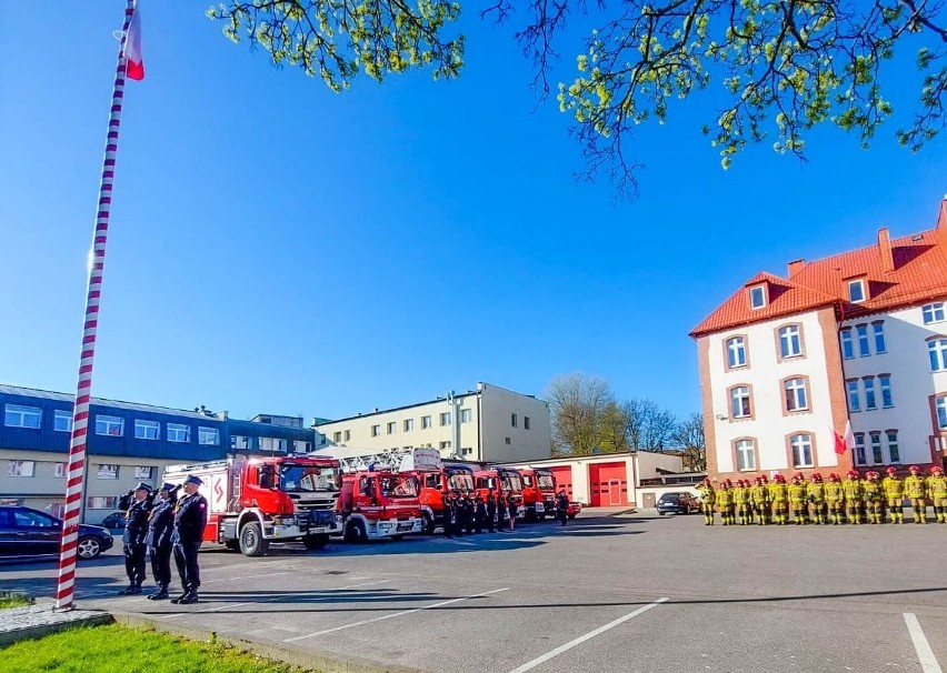 Flagi Rzeczypospolitej Polskiej w słupskiej komendzie straży...