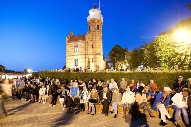 Turyści czekają na pokaz sztucznych ogni w Ustce.