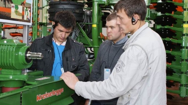 Radomscy uczniowie uczyli się w Niemczech, jak naprawiać nowoczesne maszyny rolnicze.