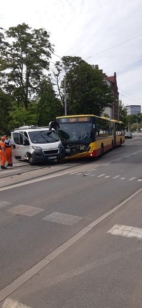 Autobus zderzył się z busem na ul. Hubskiej we Wrocławiu [ZDJĘCIA]