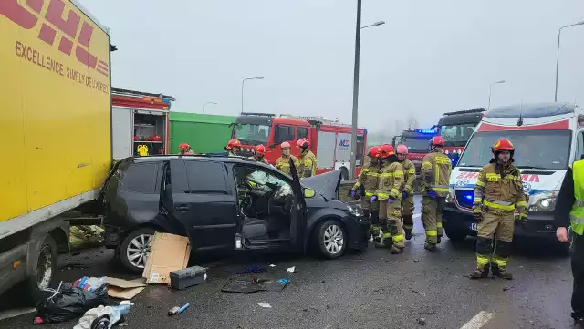 Karczemki. Zderzyło się pięć samochodów - dwa ciężarowe, dwa dostawcze, jeden osobowy. Dwie osoby są poszkodowane