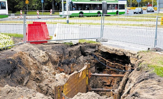 Po odkryciu murów dawnego hotelu prace przy przebudowie ulicy Pałacowej zostały wstrzymane