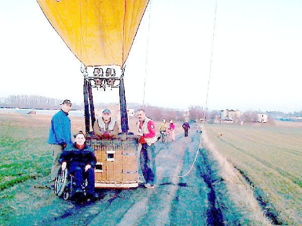 Grudziądzkie załogi przygotowują się do startu w  zawodach. Podczas jednego z lotów balonem  "Sonnenfeld" pilot Jacek Lewandowski zabrał na  pokład osobę niepełnosprawną.