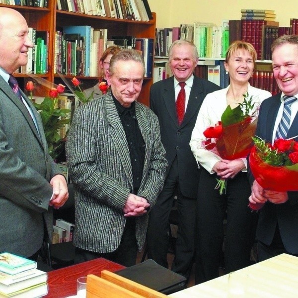 Leszka Mazana i Mieczysława Czumę w progach kazimierskiej biblioteki powitali kwiatami sekretarz powiatu Marek Krupa i Agnieszka Kubicka, szefowa promocji starostwa.