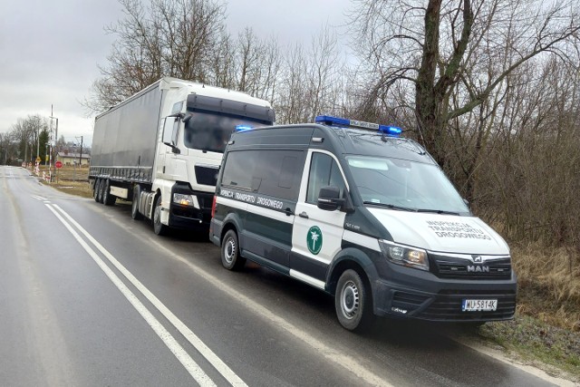 W środę (9 lutego) w Chmielniku, na drodze powiatowej, inspektorzy z jędrzejowskiego oddziału WITD zatrzymali zespół pojazdów, którego kierowca nie zastosował się do znaku zakazu wjazdu pojazdów o masie przekraczającej 8 ton.