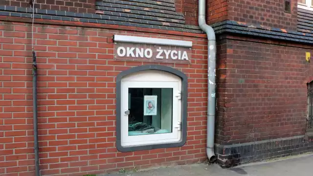 Okno Życia przy ul. Rydygiera we Wrocławiu funkcjonuje od 2009 roku. Było pierwsze na Dolnym Śląsku. Boromeuszki odebrały w nim już 19 dzieci.