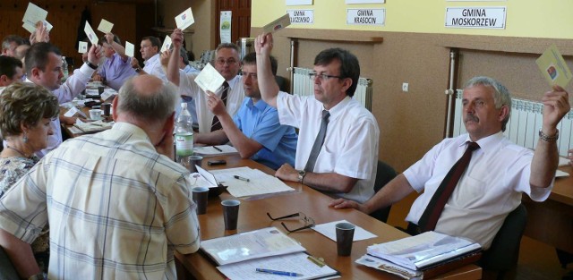 Za udzieleniem absolutorium Zarządowi Powiatu Włoszczowskiego z wykonania budżetu głosowało wszystkich 17 radnych.
