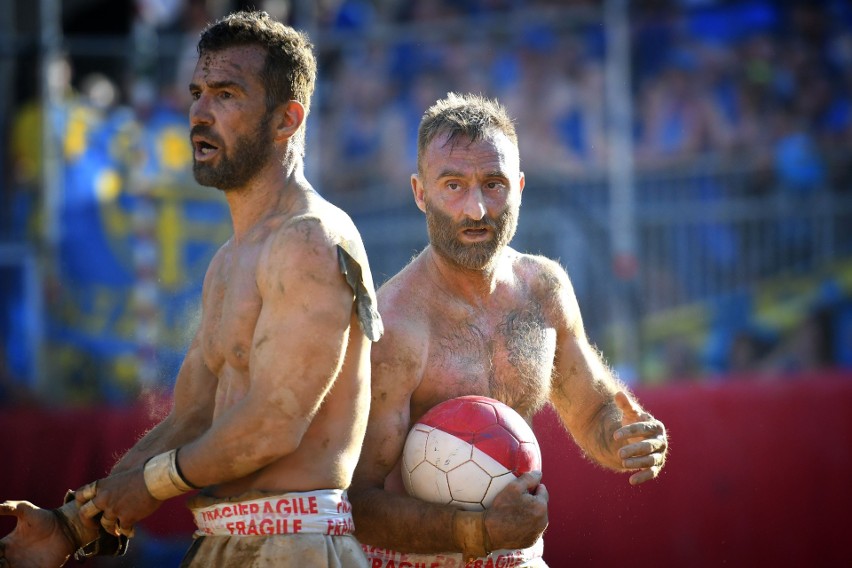 Brutalne połączenie piłki nożnej z rugby i MMA. We Florencji odbył się turniej calcio storico