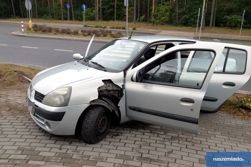 Toyota zajechała drogę radiowozowi we Włocławku. Dwóch policjantów trafiło do szpitala [zdjęcia]