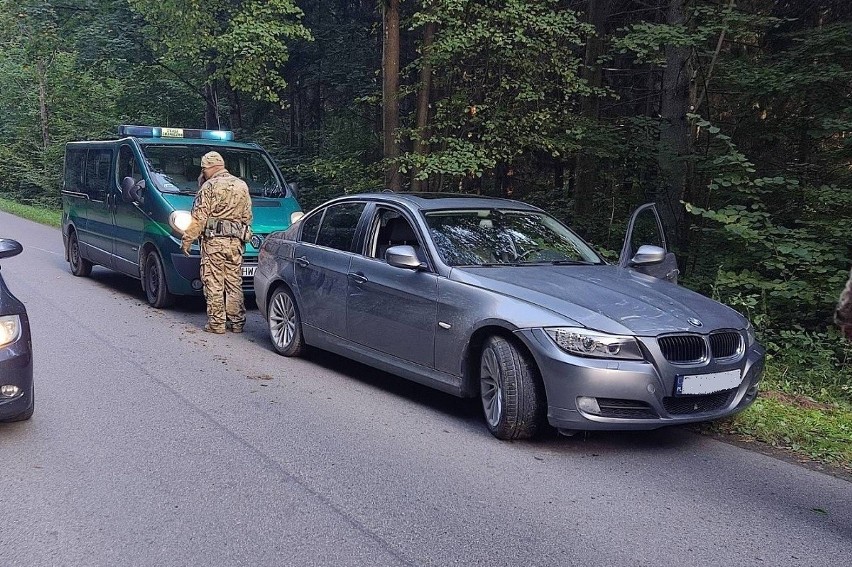 Gmina Suwałki. Pościg za srebrnym BMW. Zatrzymała je dopiero kolczatka