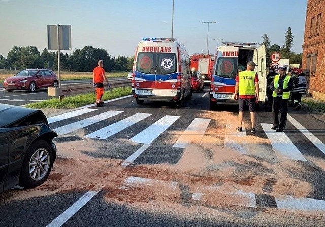 Wypadek na DK81 w Mikołowie; samochód uderzył w matkę z dziećmi na przejściu dla pieszych.