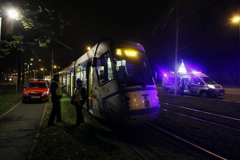 Tramwaj potrącił pieszego. Mężczyzna był tak pijany, że odgryzł ustnik w alkomacie (ZDJĘCIA)