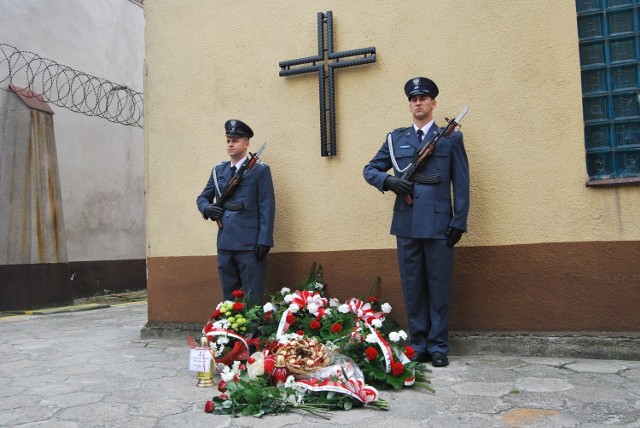 Kwiaty w miejscu kaźni ks. Gurgacza