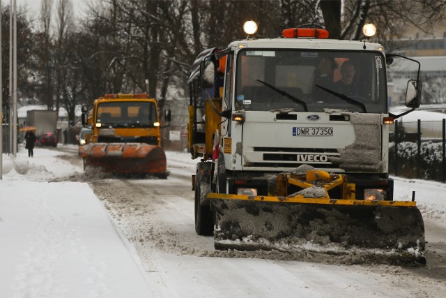 W gotowości jest 47 pługów drogowych i 20 chodnikowych.