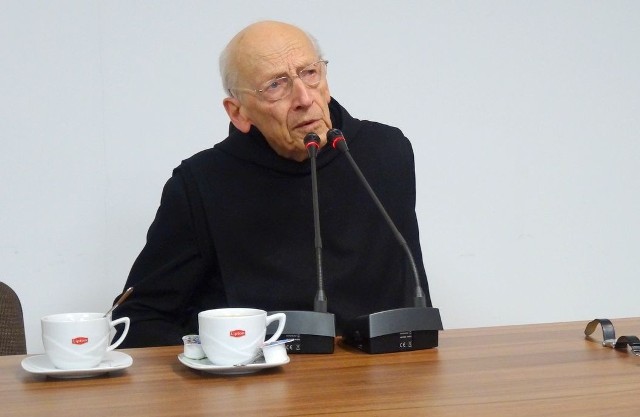 Ojciec Leon Knabit na spotkaniu z czytelnikami w Stalowej Woli , gdzie zabrakło miejsca dla chętnych do posłuchania jego wykładu