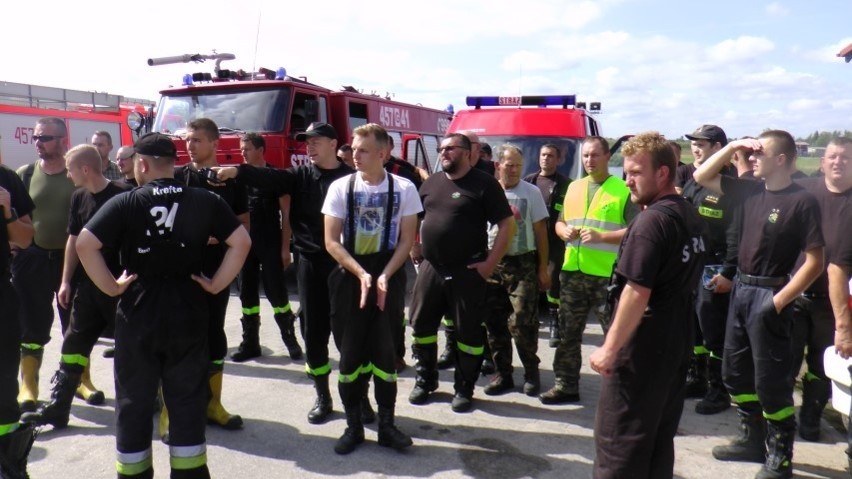 Po nawałnicy strażacy wciąż pracują w Trzebuniu [ZDJĘCIA, WIDEO]