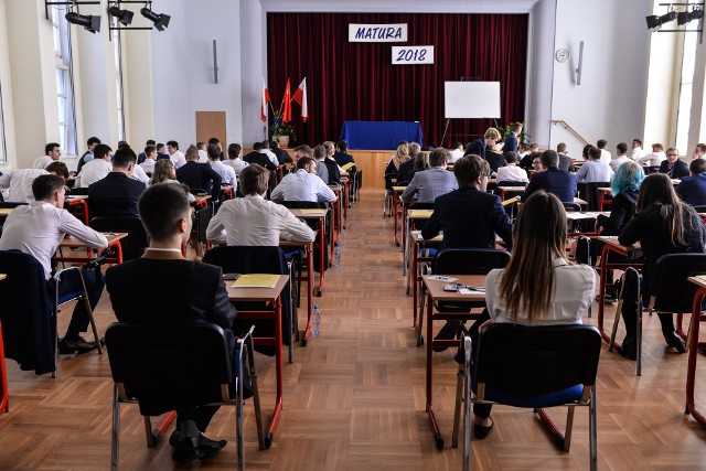 Uczniowie, którym nie powiodło się na jednym egzaminie pisemnym lub ustnym mają prawo do poprawki w sierpniu.