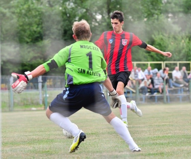 Wielowieś Tarnobrzeg (czerwono-czarne stroje) pokonała 3:1 San Kłyżów na inaugurację stalowowolskiej klasy okręgowej. Na zdjęciu trzecią bramkę dla zespołu z Wielowsi strzela Michał Szczepański.