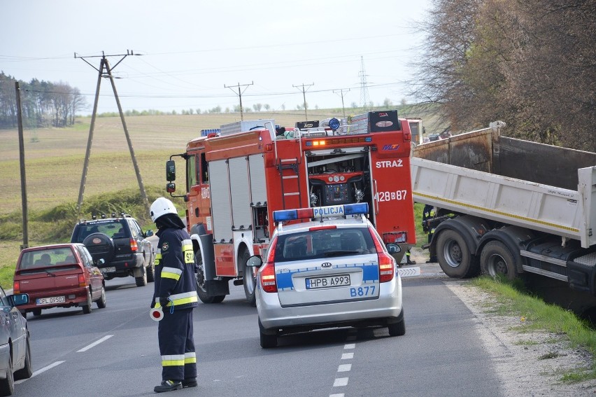 Wypadek na jerzmanówce. Osobówka uderzyła w TIR-a [FOTO]