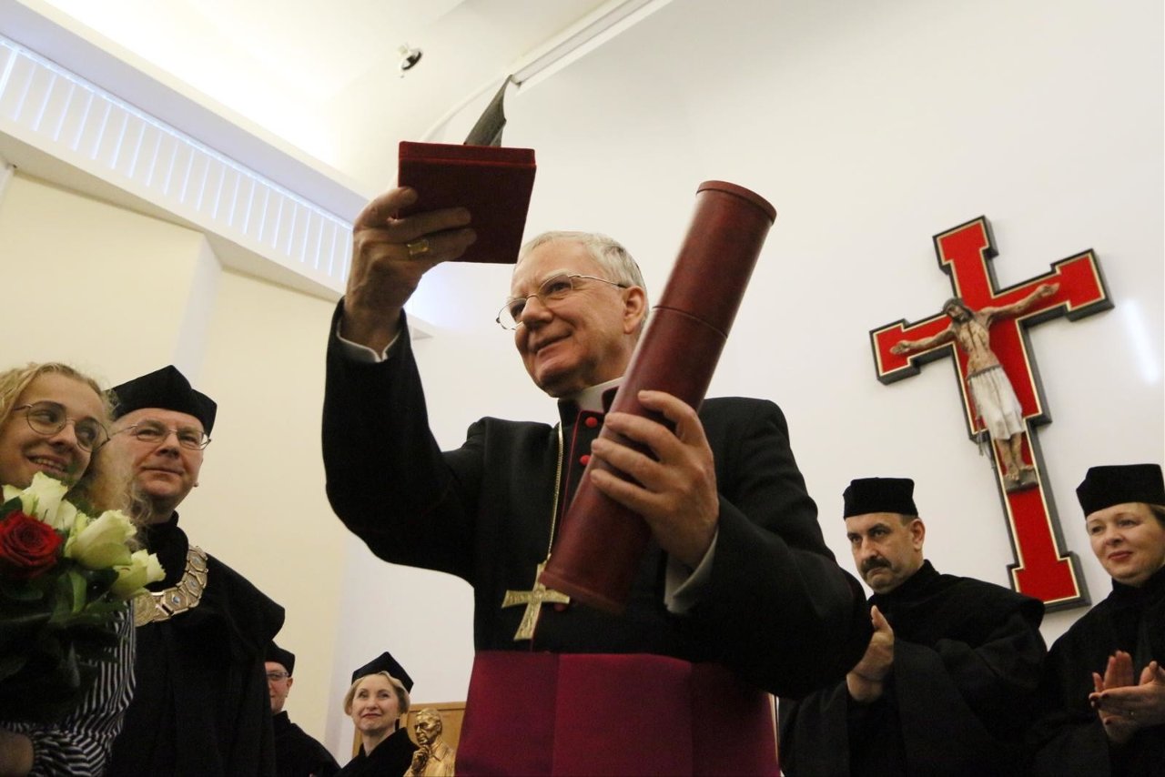 Rozpoczęło się Triduum Paschalne, które bezpośrednio poprzedza Wielkanoc. W tym czasie Kościół wspomina mękę, śmierć i zmartwychwstanie Jezusa. Wielki Czwartek jest pamiątką ustanowienia Eucharystii i kapłaństwa. W tym dniu księża mają swoje święto, a my postanowiliśmy przedstawić najważniejsze twarze polskiego Kościoła. Wejdź do galerii i przekonaj się, kogo wybraliśmy. Przejdź do galerii ---->