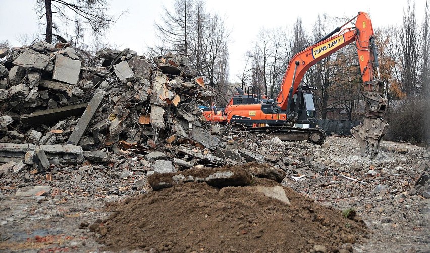 Kraków. Trwają prace rozbiórkowe dawnego basenu „Polfy" przy ul. Eisenberga. W jego miejscu powstanie nowy obiekt pływacki [ZDJĘCIA]