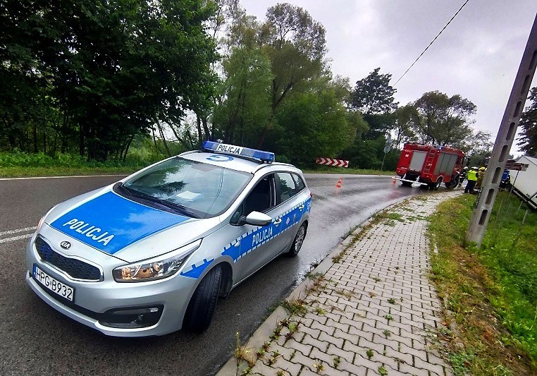 Wypadek w miejscowości Młynne. Samochód dostawczy wywrócił się przy skrzyżowaniu dróg wojewódzkiej i powiatowej