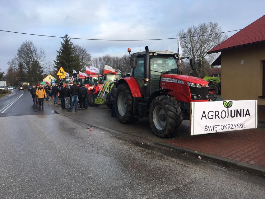 Strajk AgroUnii w powiecie kazimierskim. Rolnicy jechali traktorami pod hasłem "Nie będziemy umierać w ciszy". Raport, zdjęcia, transmisje