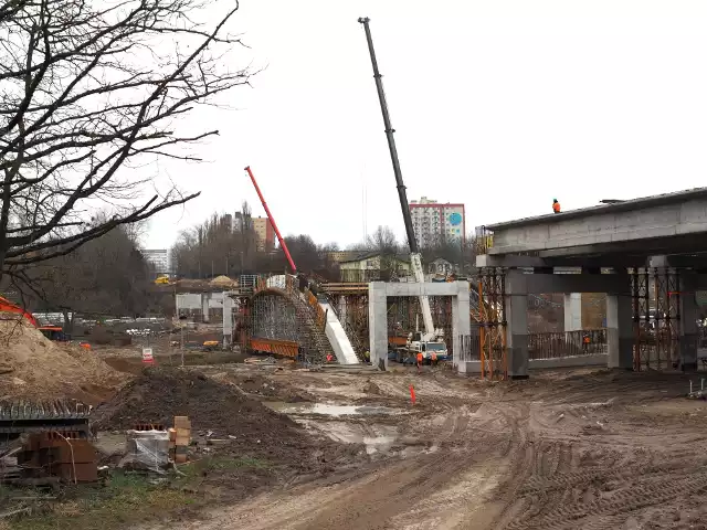 Trwają prace przy budowie wiaduktu na al. Monte Cassino w Koszalinie. Z tygodnia na tydzień obiekt nabiera kształtów.