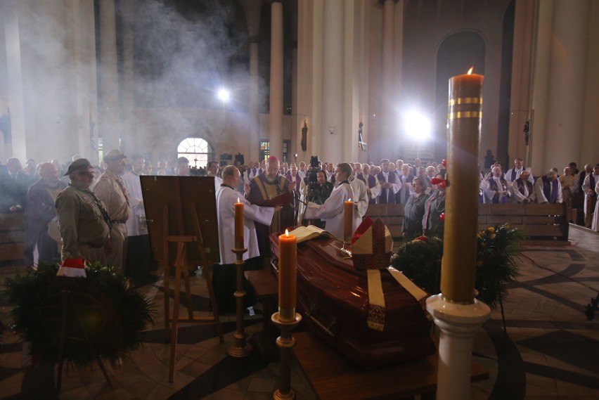 Pogrzeb arcybiskupa Szczepana Wesołego. Zmarły,, zgodnie ze...