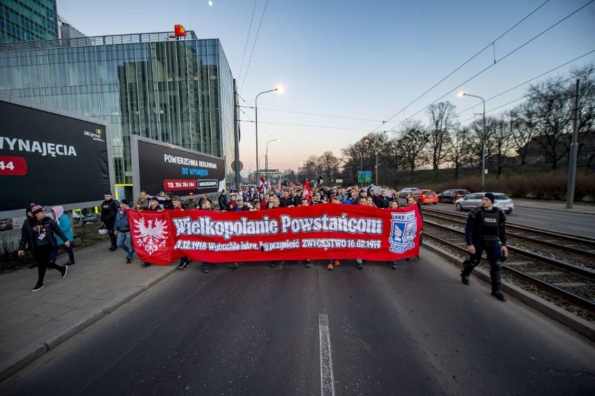 Kilkaset osób wzięło udział w Marszu Zwycięstwa, który w...