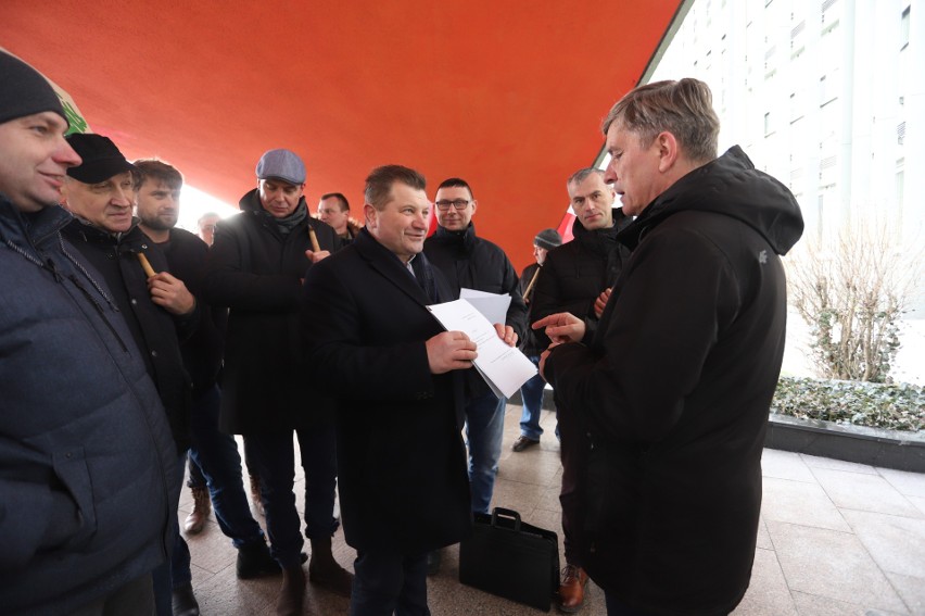 Protest rolników przed Urzędem Wojewódzkim w Kielcach. Swoje postulaty przekazali do wojewody. Były wielkie emocje