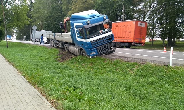 W piątek (13 września) doszło do wypadku na drodze krajowej numer 6 w Darżynie. W zdarzeniu uczestniczyły trzy samochody. Ciężarowy DAF wjechał w tył fiata, a ten w citroena. Co najmniej dwie osoby zostały poszkodowane. Trafiły do słupskiego szpitala. Wszyscy kierowcy byli trzeźwi. Na miejscu nie ma utrudnień, ale policjanci wciąż ustalają przyczynę zdarzenia.